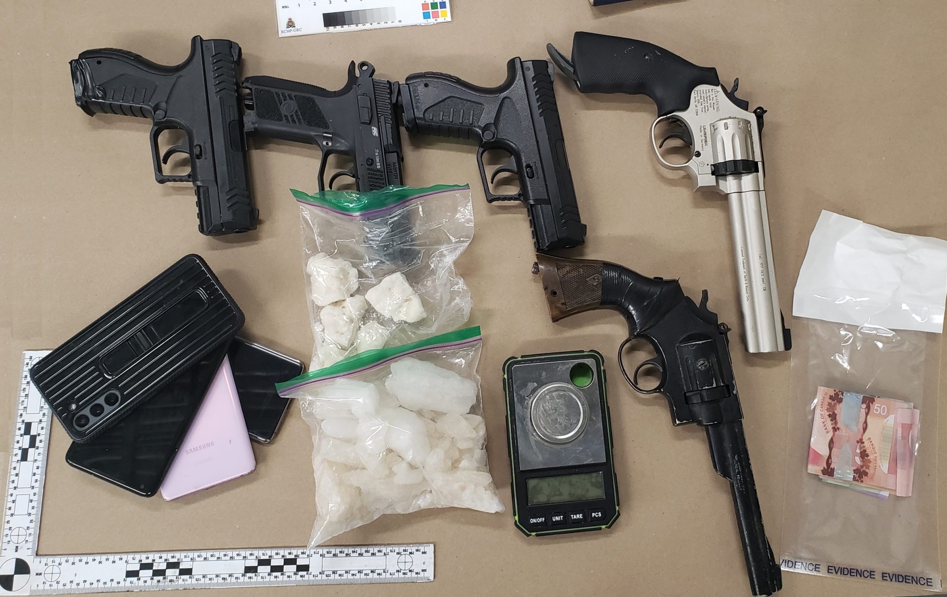 Traffic stop in Nanaimo leads to seizure of drug and replica firearms